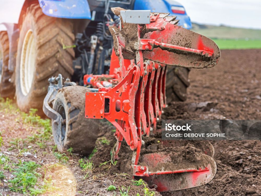 IMPLEMENTO AGRÍCOLA CHAMADO SULCADOR, RESPONSÁVEL POR PRODUZIR SULCOS NA TERRA.