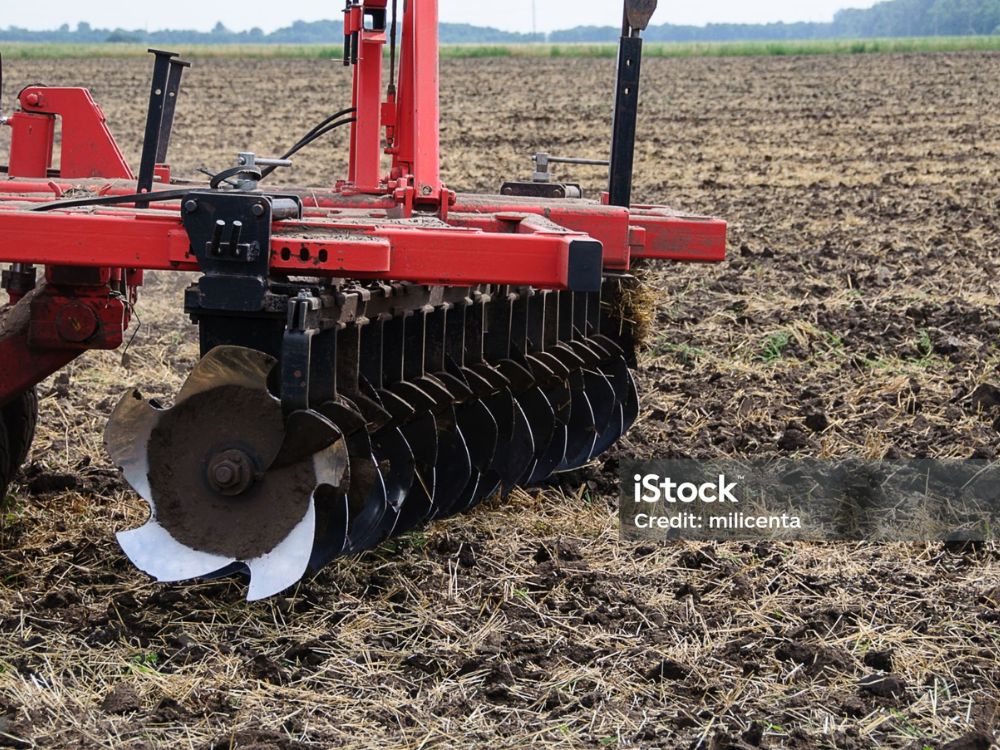 ARADO DE DISCO, UTILIZADO PRINCIPALMENTE PARA CORTAR A TERRA E FAZER AS LINHAS DE PLANTIO.