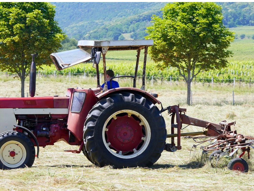 ENXADA ROTATIVA, IMPLEMENTO RESPONSÁVEL POR CORTAR TODA A VEGETAÇÃO DE PEQUENO PORTE, INCLUSIVE ERVAS DANINHAS.