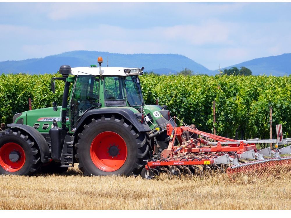 IMPLEMENTO AGRÍCOLA CHAMADA GRADE ARADORA, RESPONSÁVEL POR ARAR A TERRA E AO MESMO TEMPO PROMOVER UMA SEMI PENEIRAÇÃO.