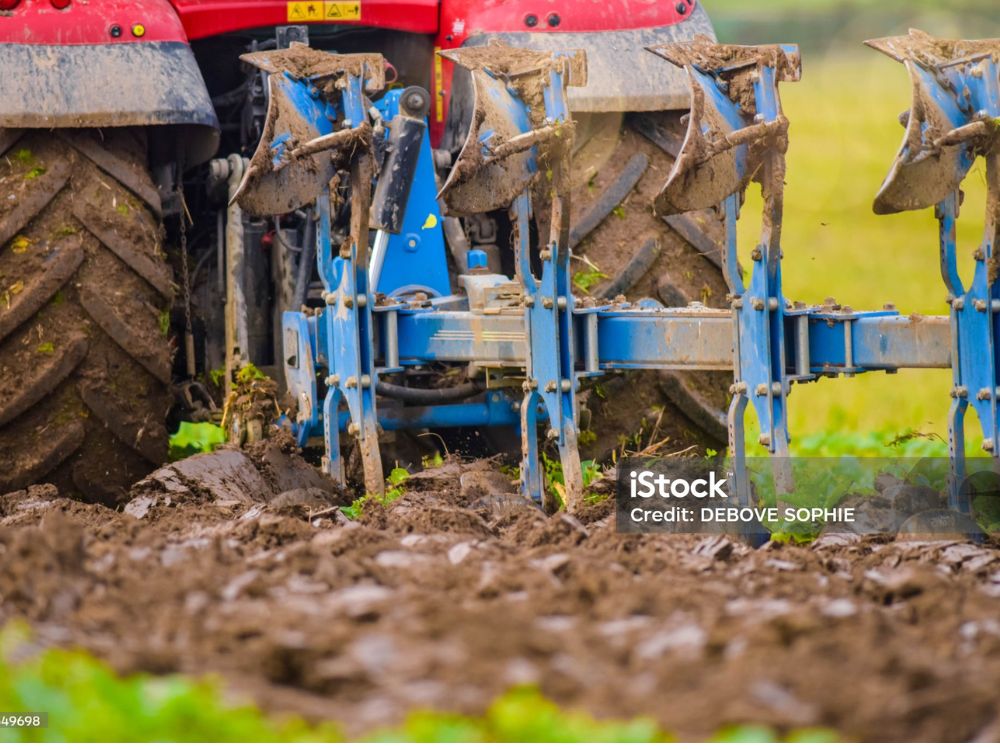 SUBSOLADOR, IMPLEMENTO AGRÍCOLA UTILIZADO PRINCIPALMENTE PARA DESCOMPACTAR O SOLO.